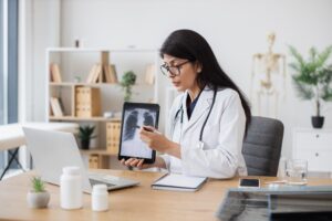 Neumólogo atendiendo a un paciente con enfermedad respiratoria