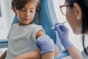 Niño recibiendo la vacuna contra el neumococo