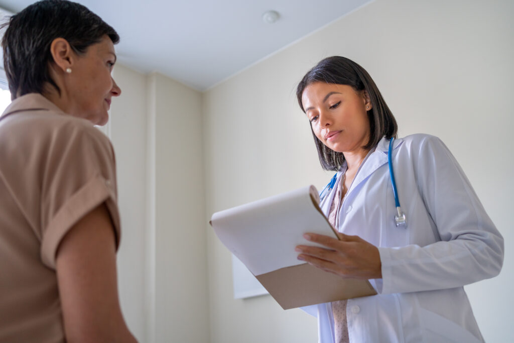 Doctor atiende a paciente por cirugía laparoscópica sobre hernias o cálculos a la vesícula.