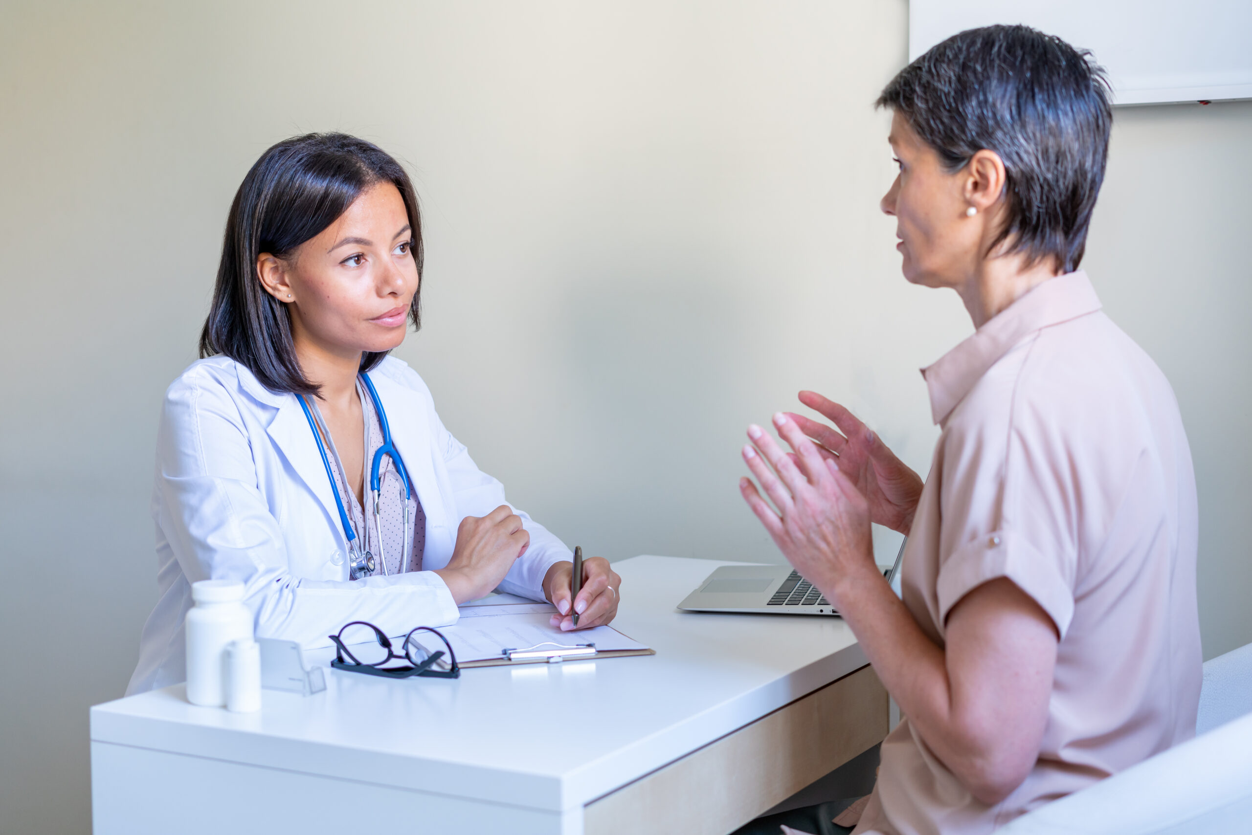 Cirugía Laparoscópica: beneficios en hernias vs. cálculos