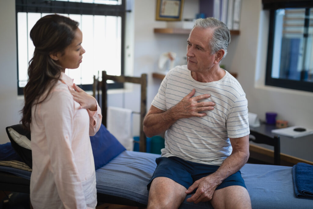 Médico atiende a paciente e informa sobre el Parkinson