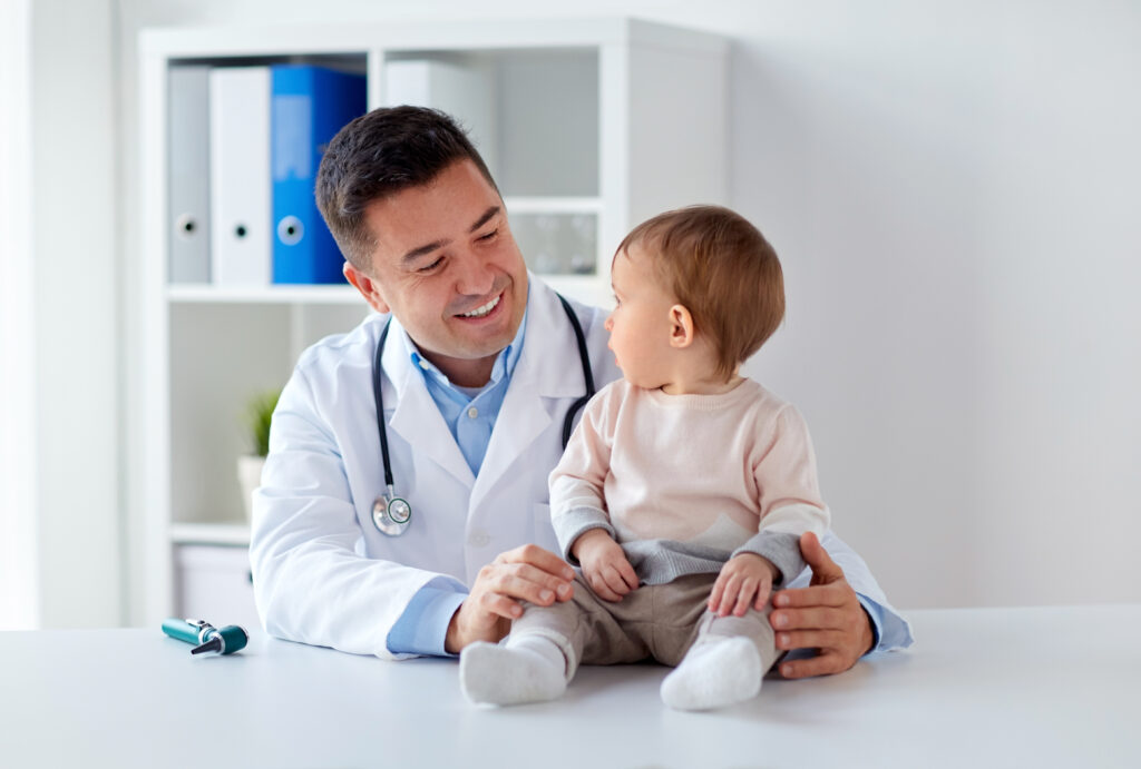 Doctor atiende a infante por Gastroenteritis infantil