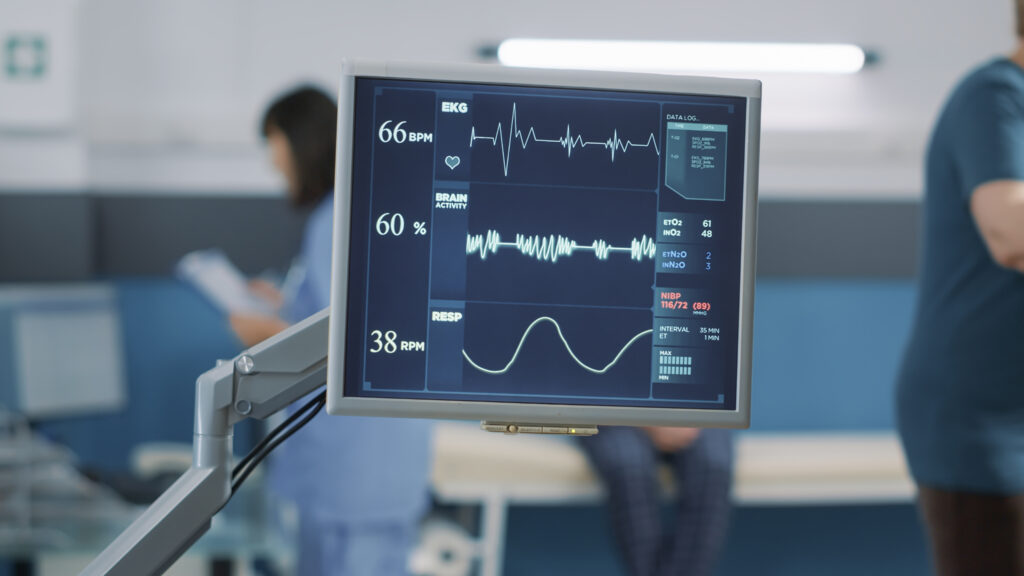 Deportista es evaluado por médico con electrocardiograma para prevenir arritmias