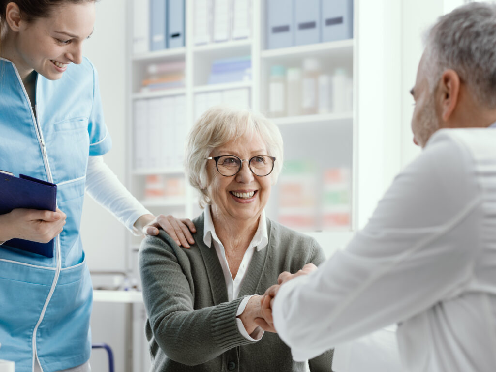 Paciente adulto mayor y doctor tras exámenes médicos