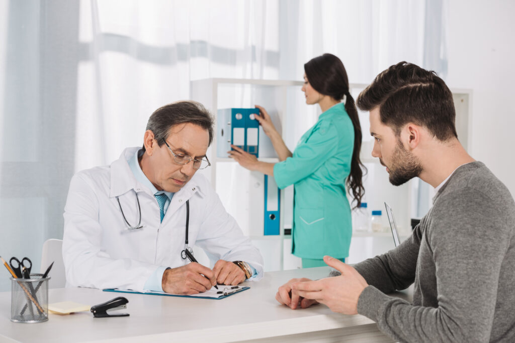 Semana del Bienestar: médico atiende a pacientes por diabetes, hipertensión y colesterol alto