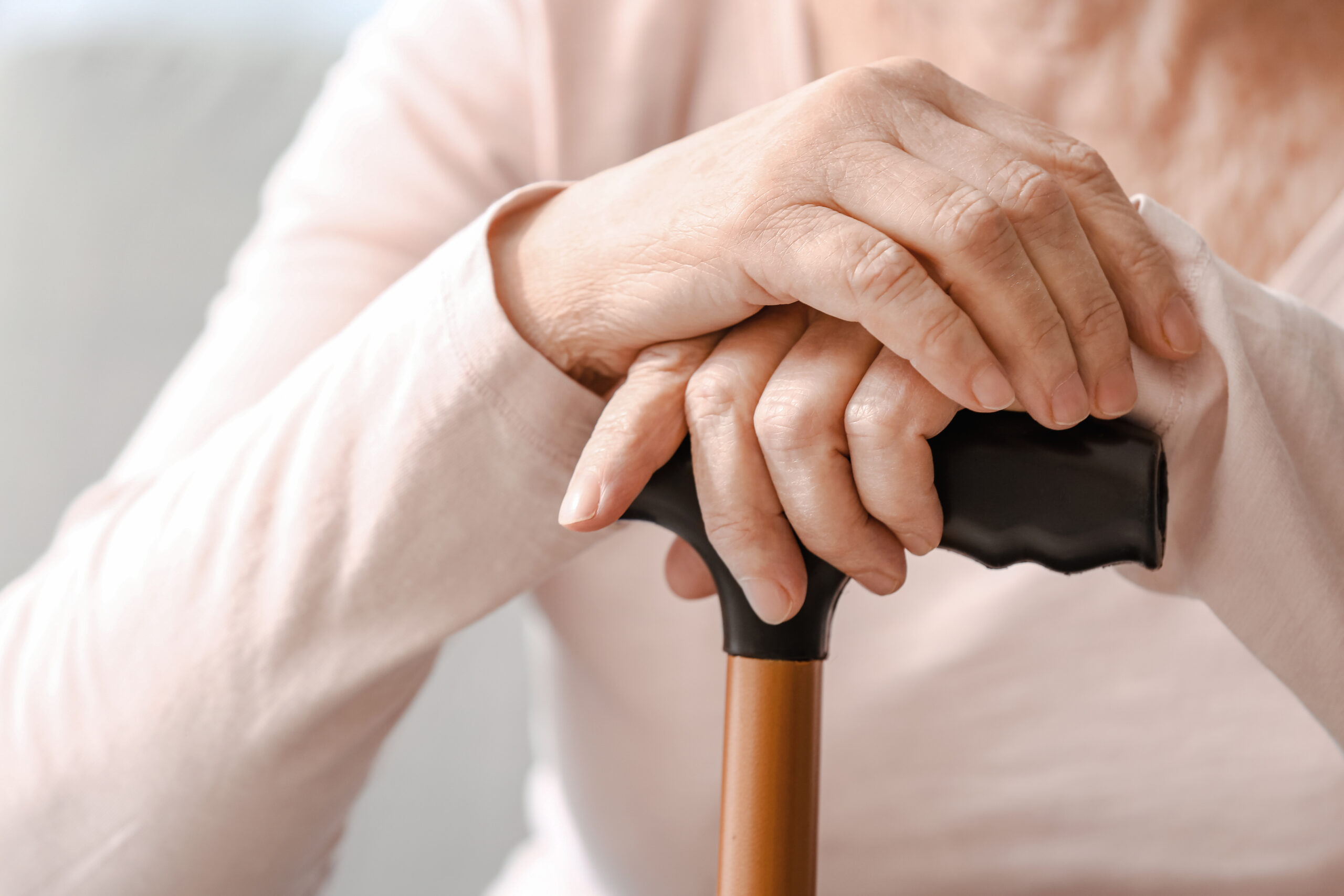 Caídas: la principal causa de emergencias en adultos mayores y cómo prevenirlas en casa